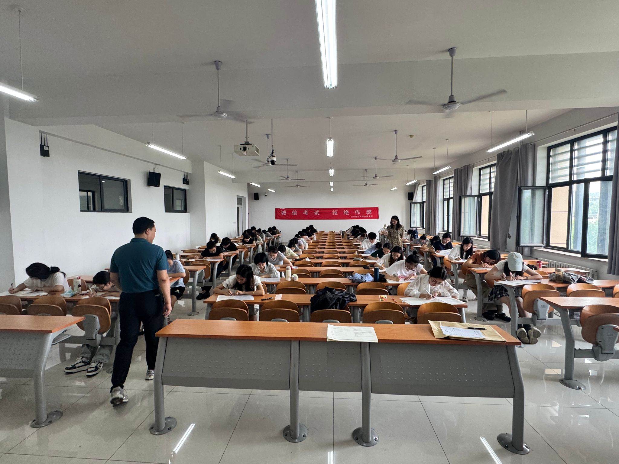 研究生教学督导委员会圆满完成 2025-2026学年第二学期期末巡考工作