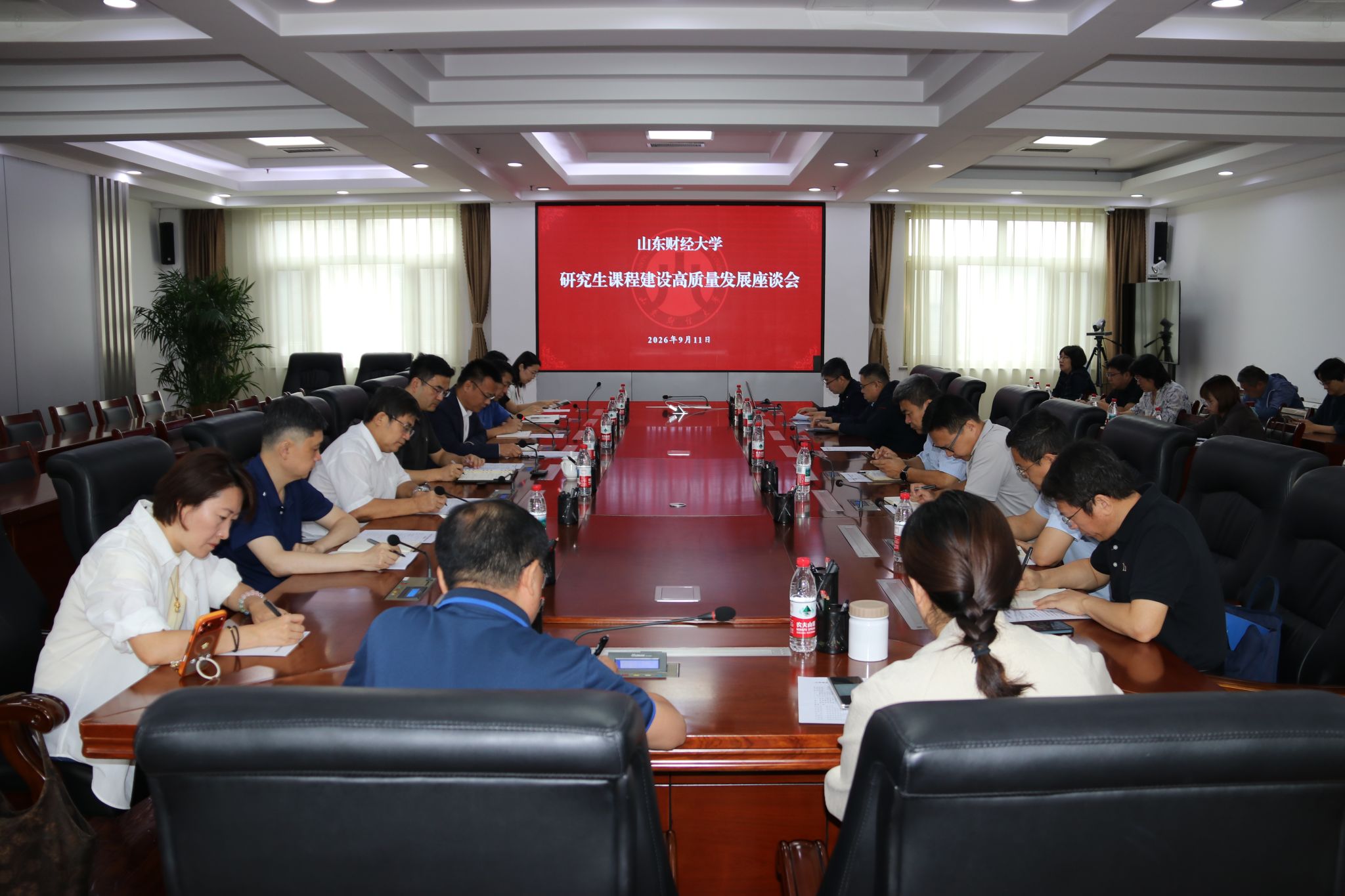 学校召开研究生课程建设高质量发展座谈会