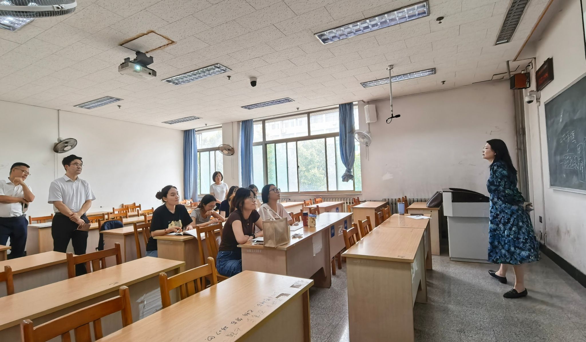 校领导到学院检查新学期开学情况